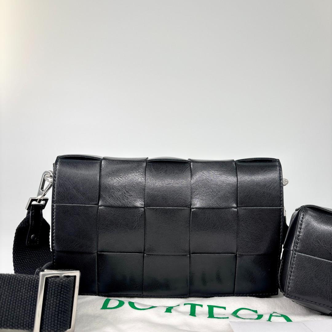 未使用 ボッテガヴェネタ イントレチャート ストラップポーチ ショルダーバッグ