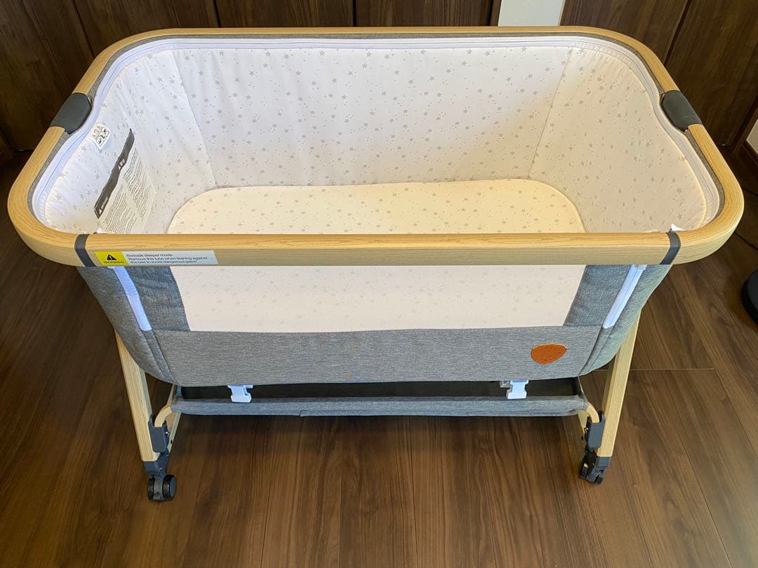 キャスター付きベビーベッド グレー