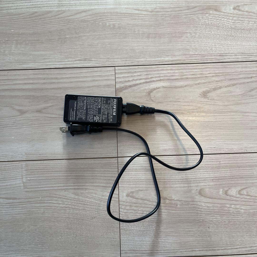 デジタルカメラ シルバー 充電器付き