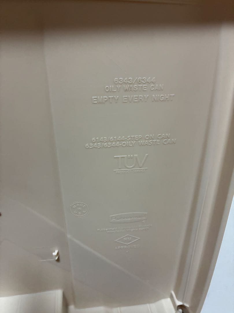 ラバーメイド　Rubbermaid製　衛生的　ステップオン式ゴミ箱