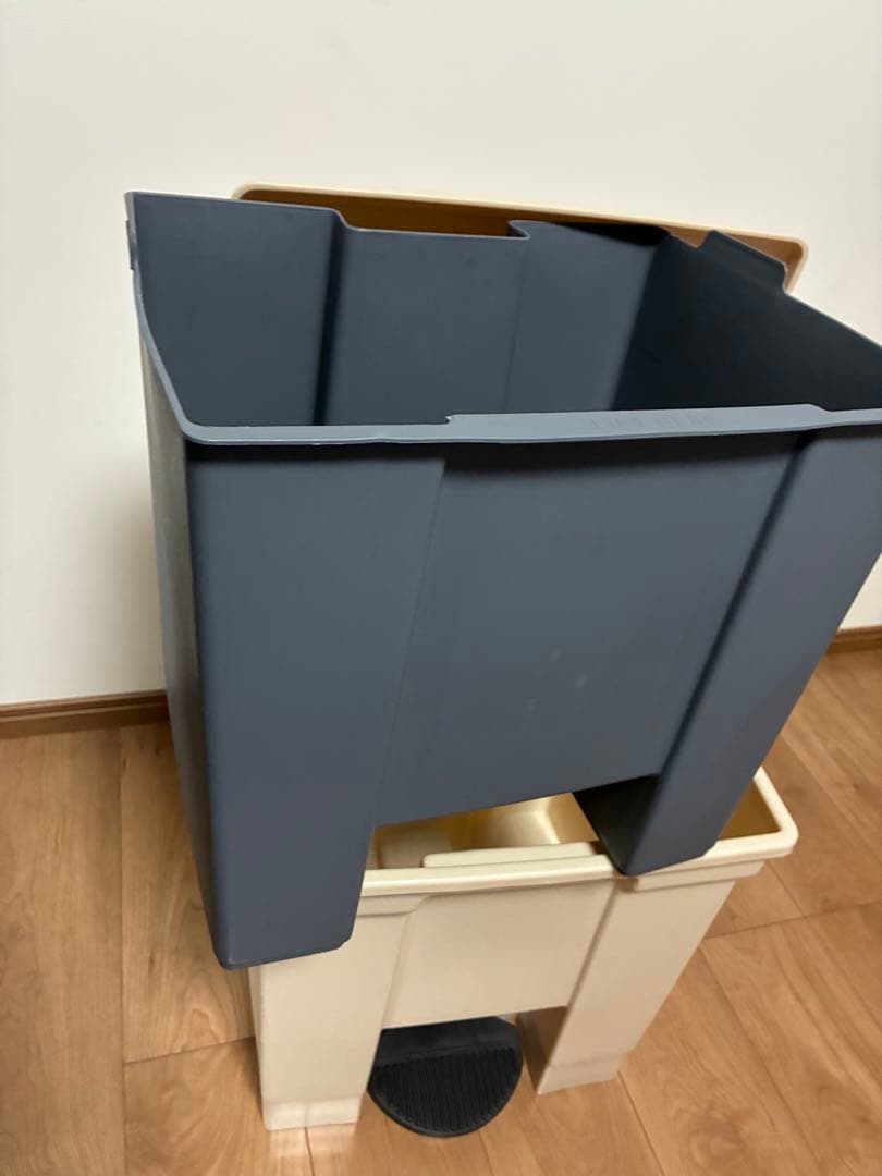 ラバーメイド　Rubbermaid製　衛生的　ステップオン式ゴミ箱
