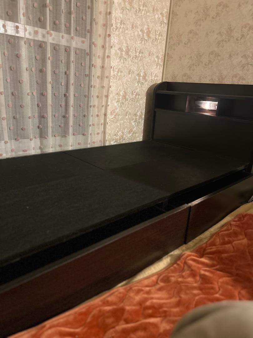 ダークブラウン シングルベッドフレーム 収納付き　ライト及び本棚付きホテルライク