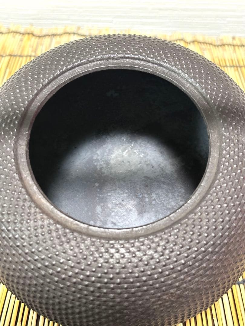 新品、供箱等付属品付　南部藤枝工房藤枝 昌行作　１５型アラレ　南部鉄瓶　南部鉄器