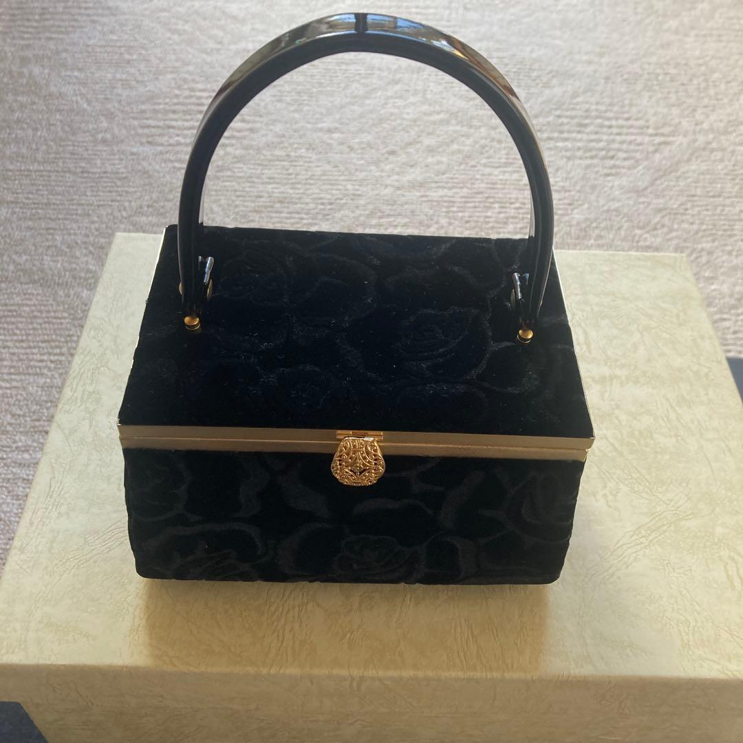 黒の花柄ベルベットバッグとシルバーの草履のセット