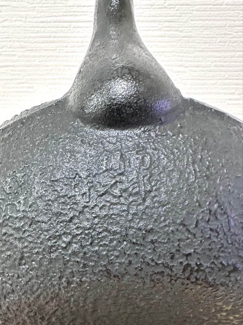 未使用品、付属品付　南部雲南堂鍋元造１５型丸平形アラレ　鉄瓶　南部鉄瓶　南部鉄器