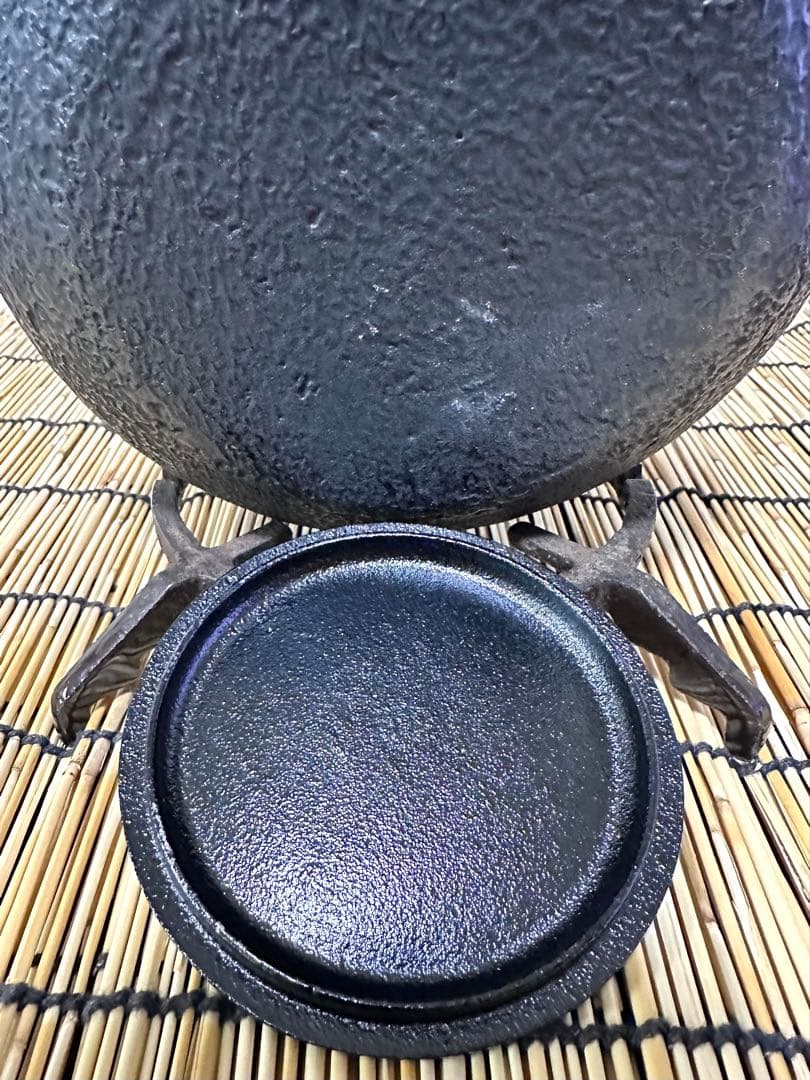 未使用品、付属品付　南部雲南堂鍋元造１５型丸平形アラレ　鉄瓶　南部鉄瓶　南部鉄器