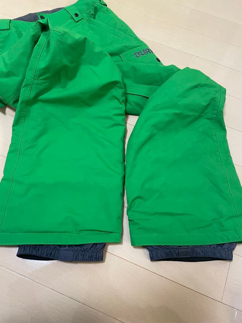 バートン　キッズ　迷彩フード付きウェアと緑色パンツセット