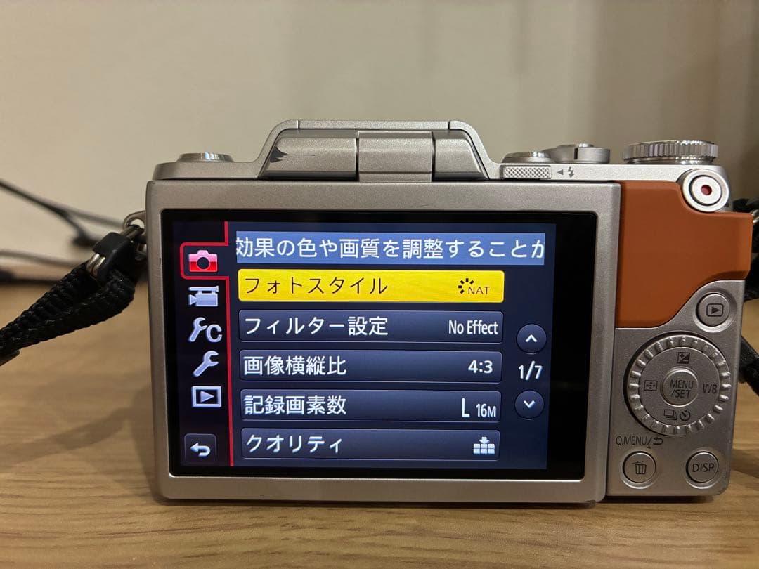 Panasonic DMC-GF7W ミラーレス一眼カメラ
