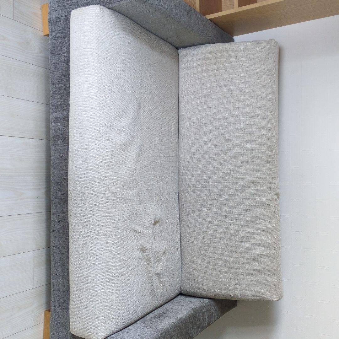 グレーのシンプルな2人掛けソファ