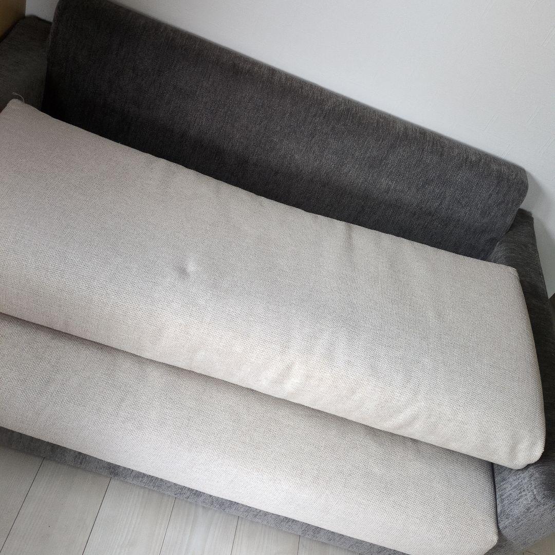 グレーのシンプルな2人掛けソファ