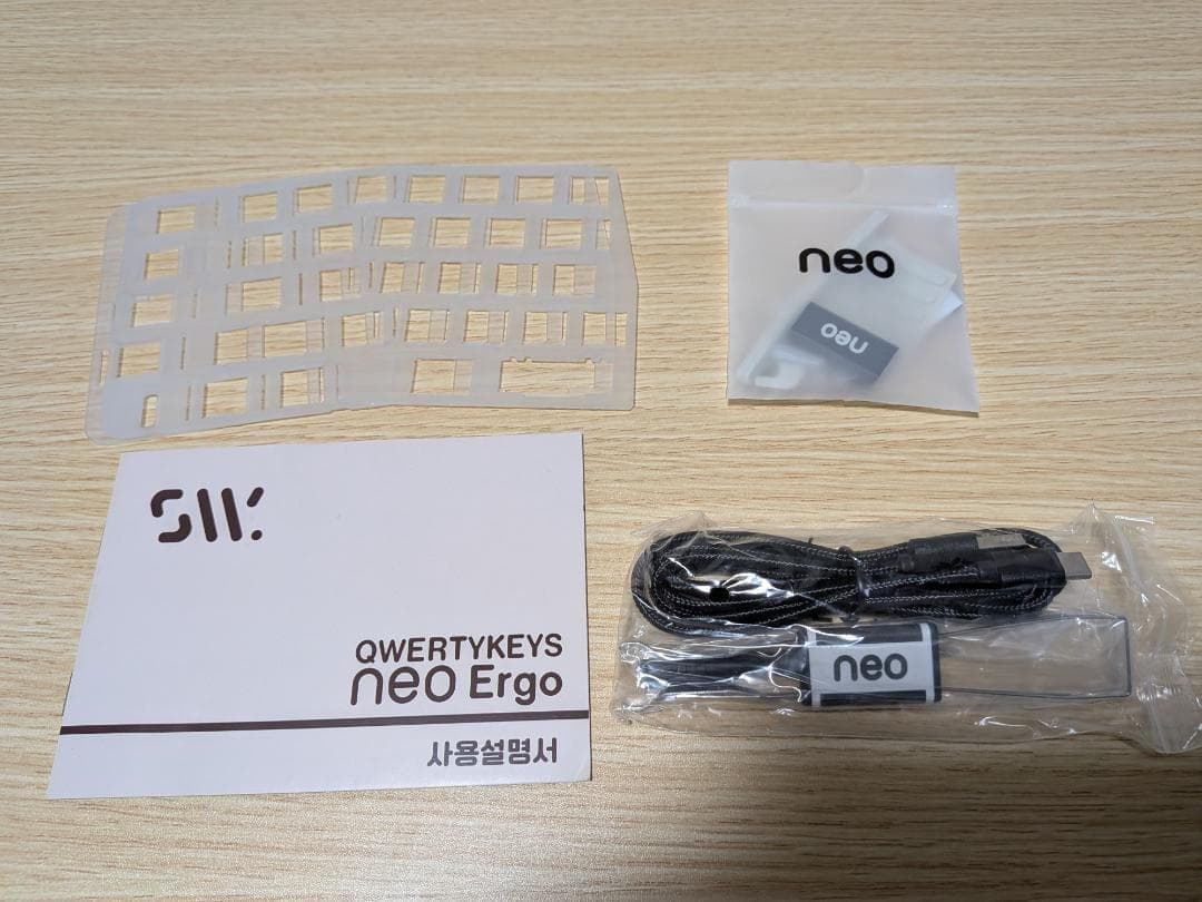 Qwertykes NEO ergo メカニカルキーボード 純正リストレスト付