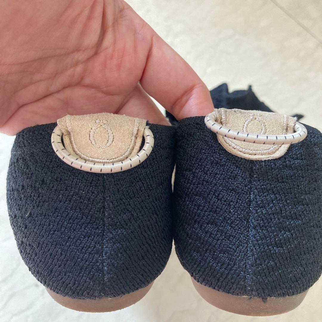 Offen フリル付きブラックフラットシューズ