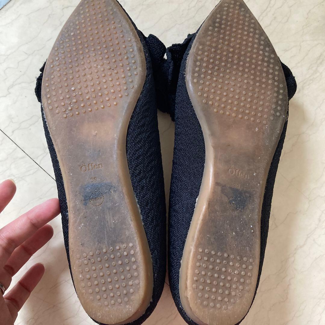 Offen フリル付きブラックフラットシューズ