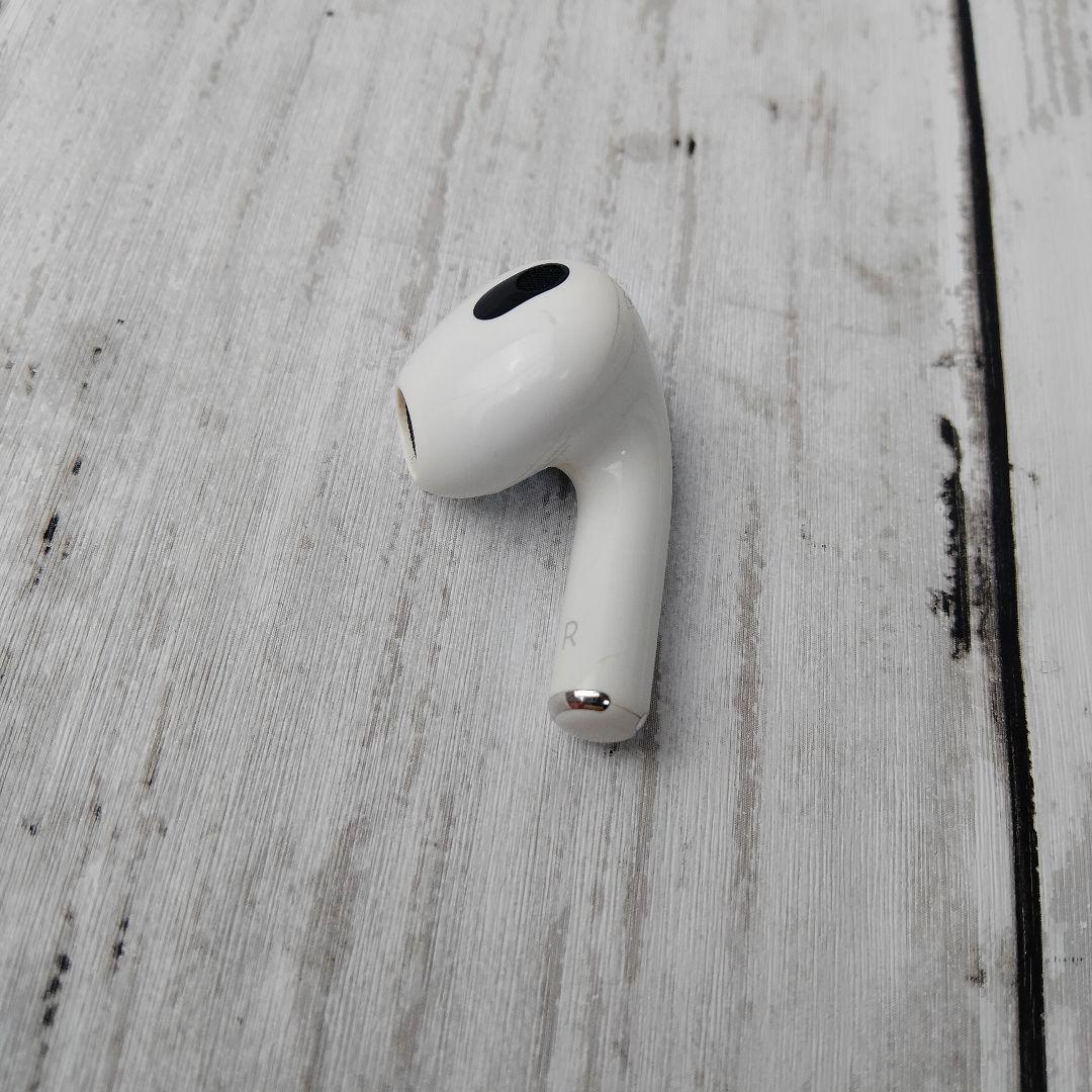 AirPods本体 ケース付　ワイヤレスイヤフォン ホワイト　第3世代