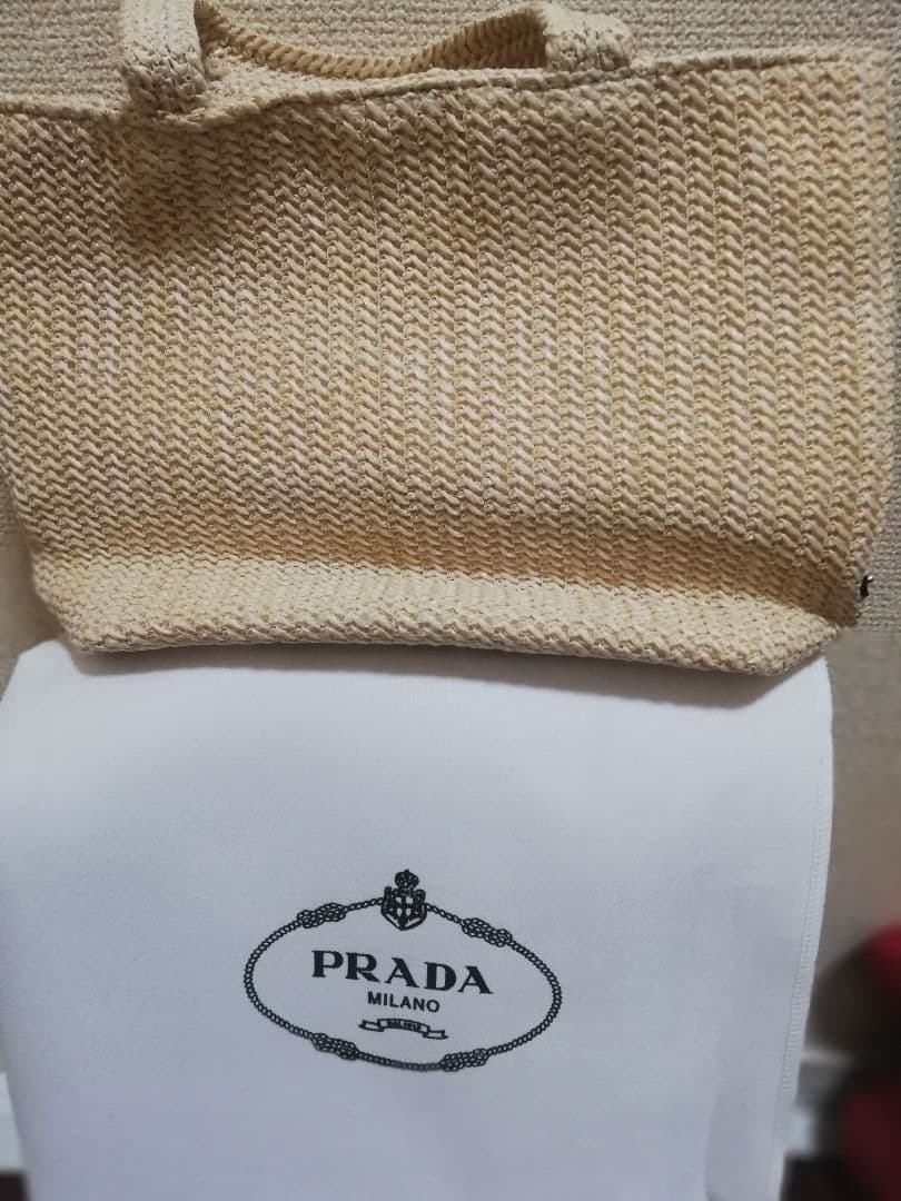PRADAのトートバッグ ベージュ
