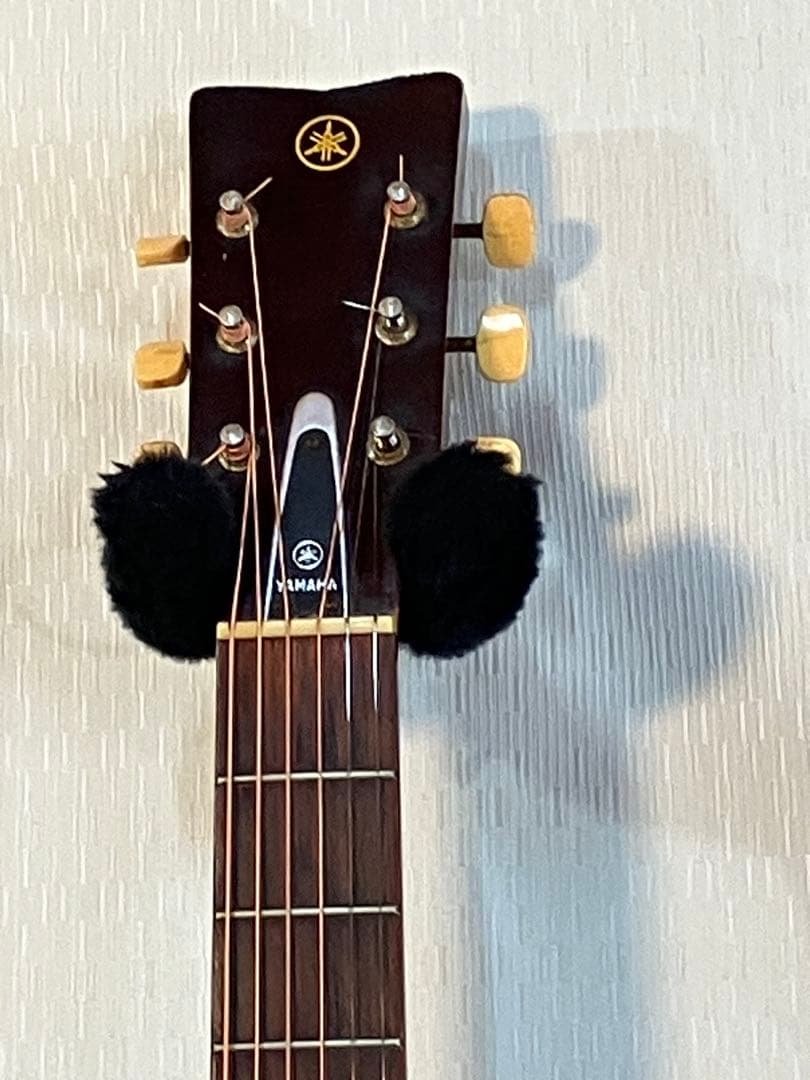 ビンテージなYAMAHAフォークギターソフトケース付きます。
