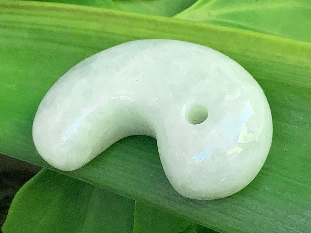 ✳一生物の守護石の高級勾玉を卸し値で‼️ 糸魚川翡翠　極上品　外部鑑定鑑別書付‼️