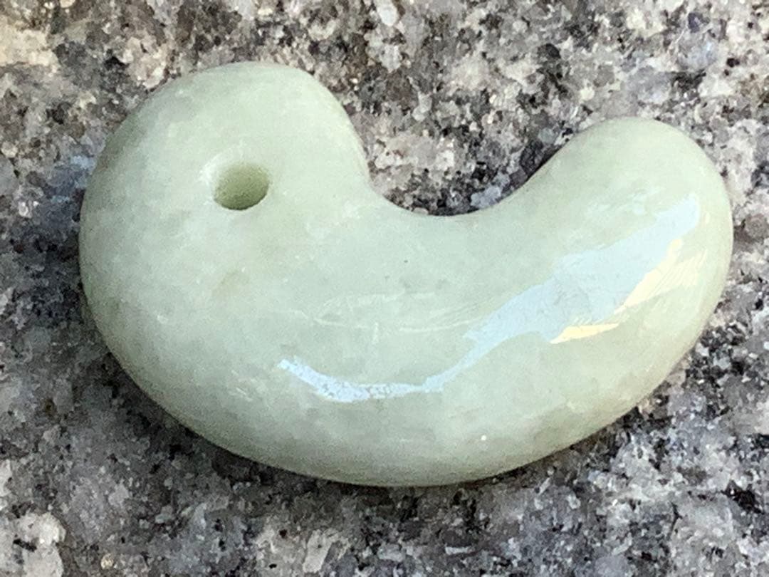 ✳一生物の守護石の高級勾玉を卸し値で‼️ 糸魚川翡翠　極上品　外部鑑定鑑別書付‼️