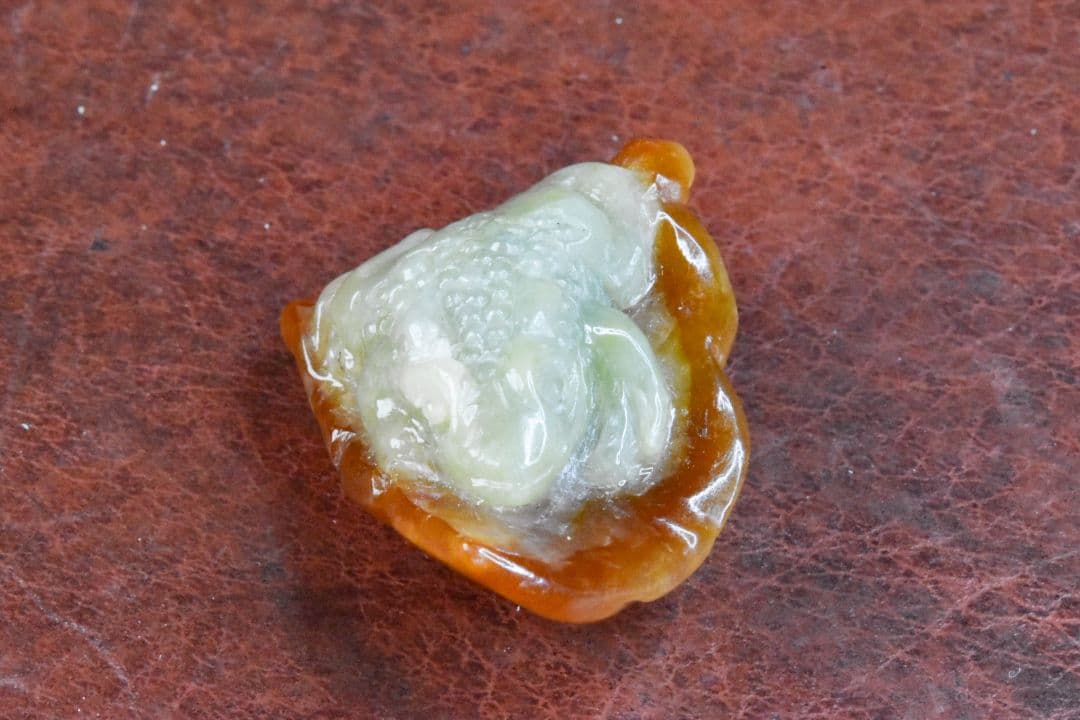 ミャンマー産 茶白翡翠カエルカービング