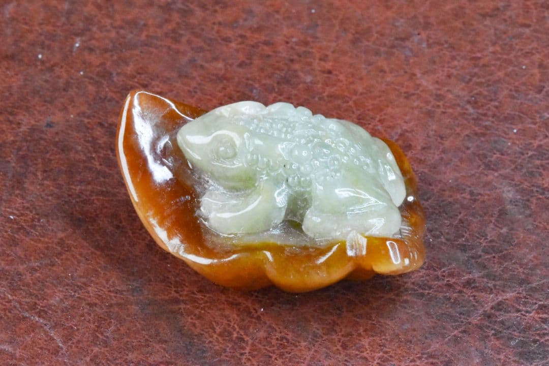 ミャンマー産 茶白翡翠カエルカービング