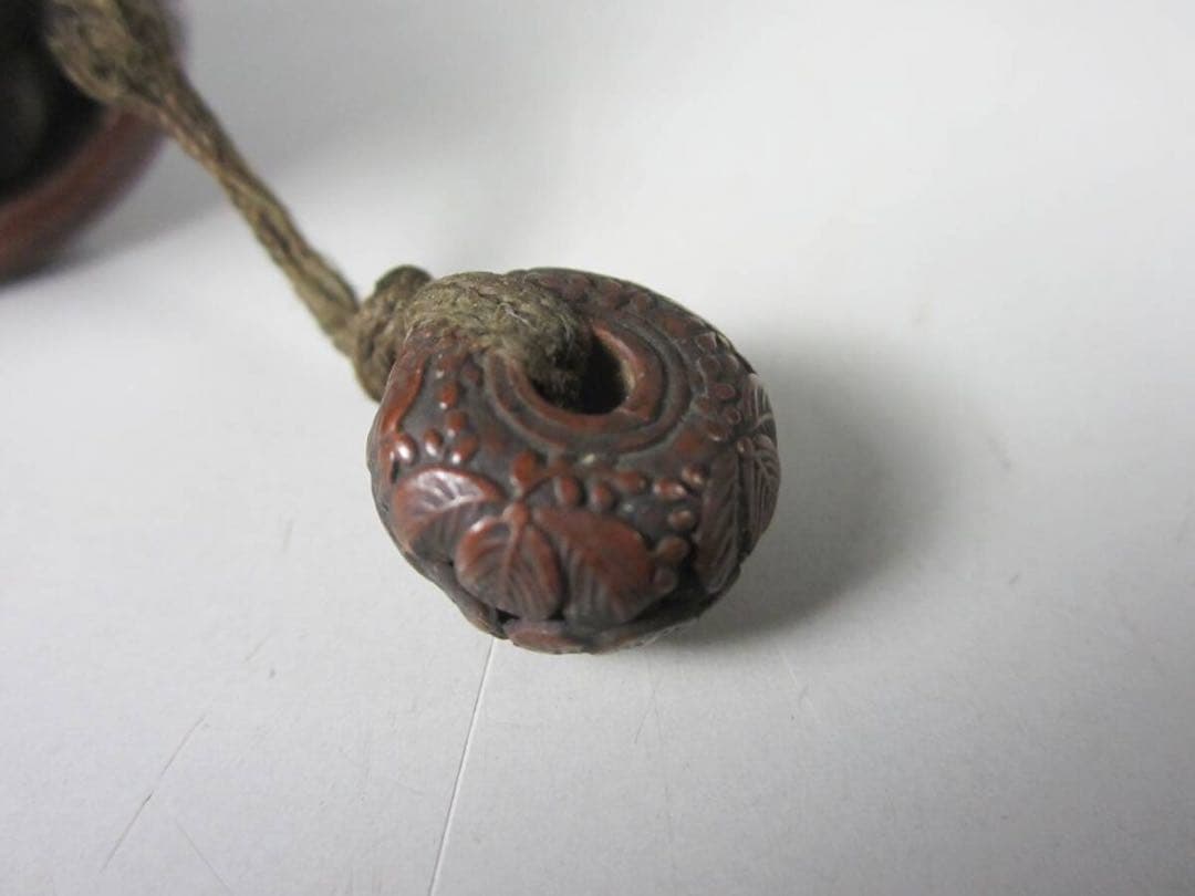 専用 木の実 木彫刻 桐紋彫 緒締め玉 柘植？紐通し 細密細工 古美術