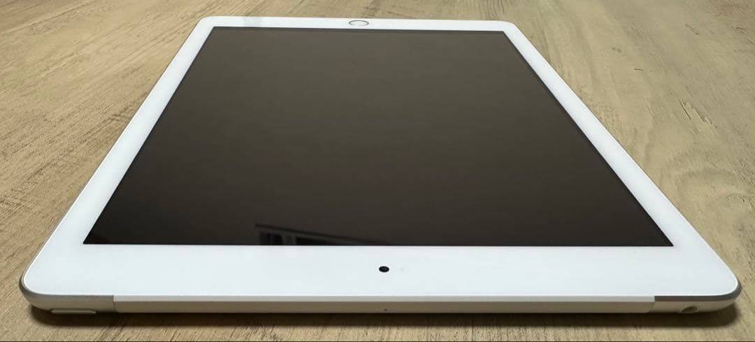 iPad（第5世代）32GB Wi-Fi＋Cellularモデル