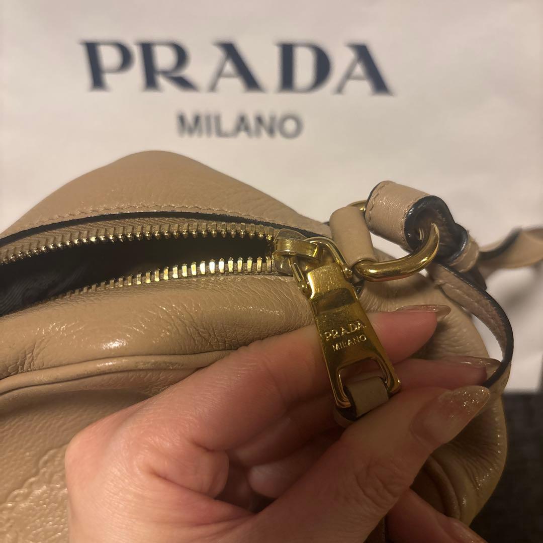 PRADA ベージュ 型押しショルダーバッグ オールレザー