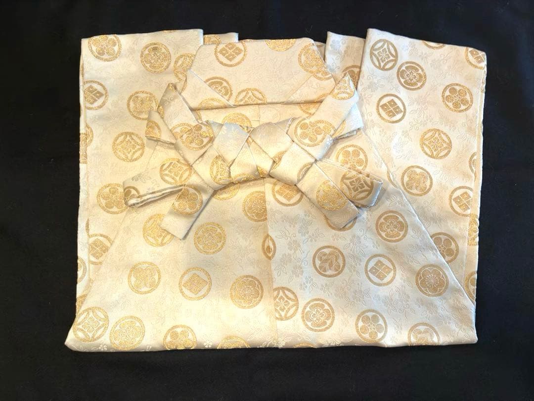 七五三　袴　生成りと金色(腰紐、お守り、懐刀付き)