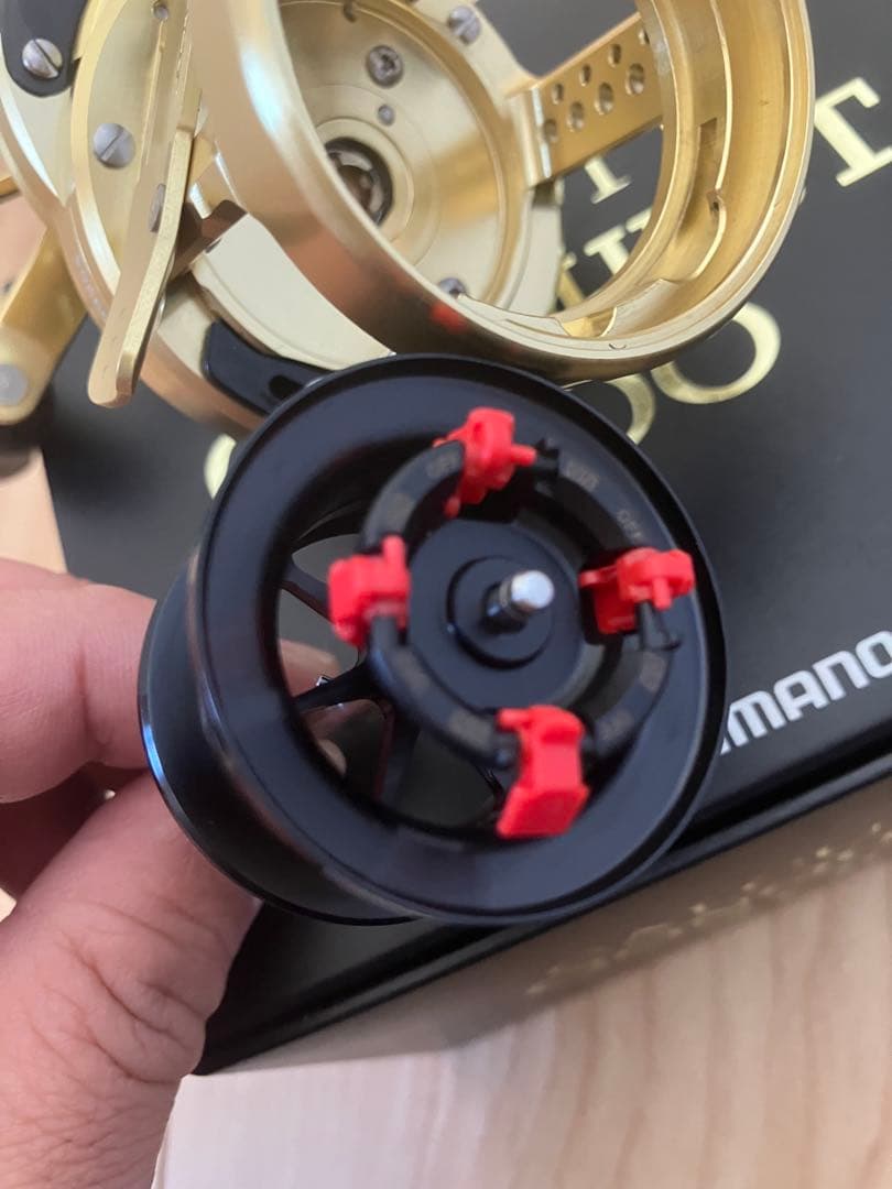 極美品　シマノ 15カルカッタコンクエスト200 ノーマル　アベイルスプール