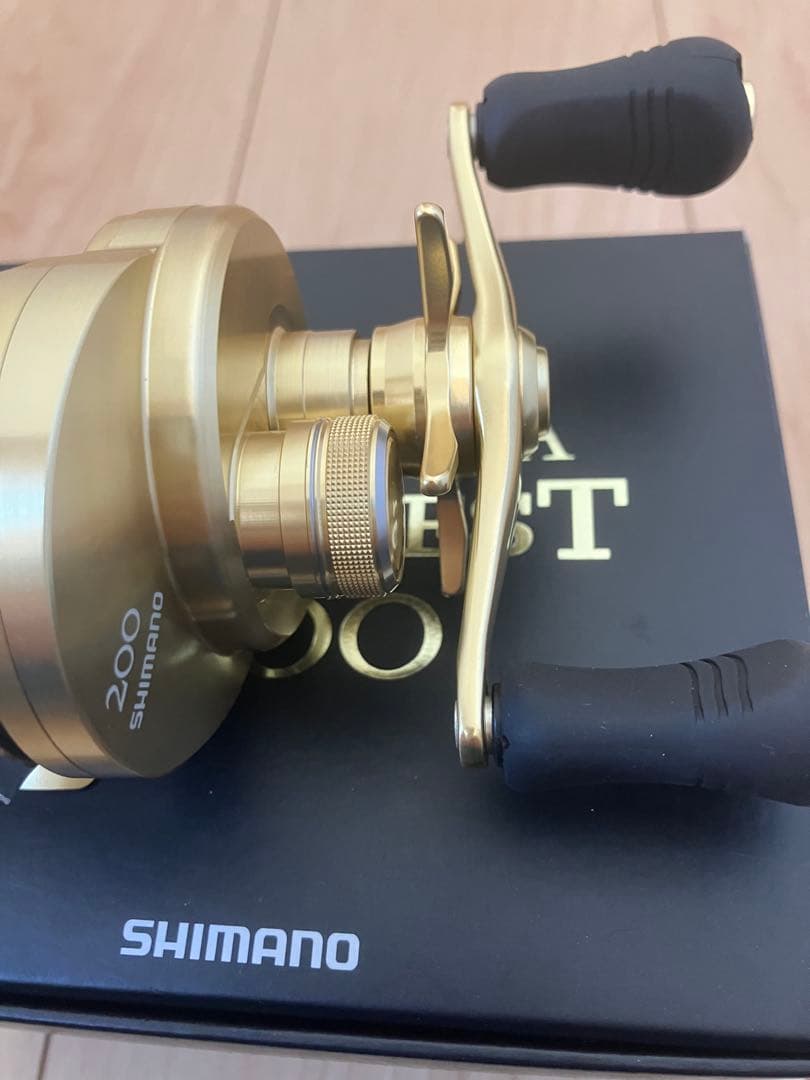 極美品　シマノ 15カルカッタコンクエスト200 ノーマル　アベイルスプール