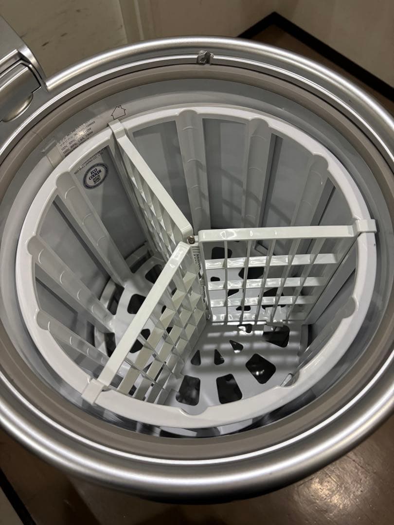 Red Bull 冷蔵庫 缶型デザイン