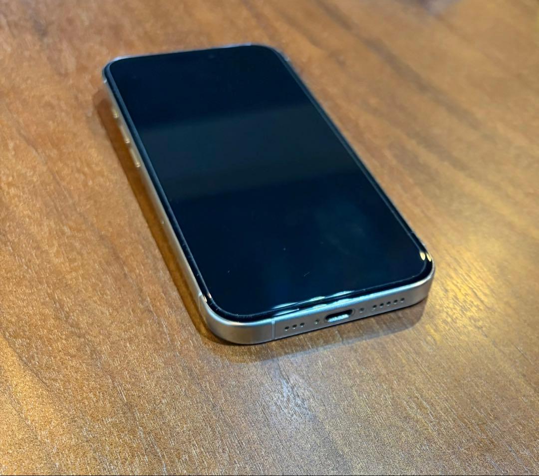 【美品】Apple iPhone 15 Pro 1TB ホワイトチタニウム　本体