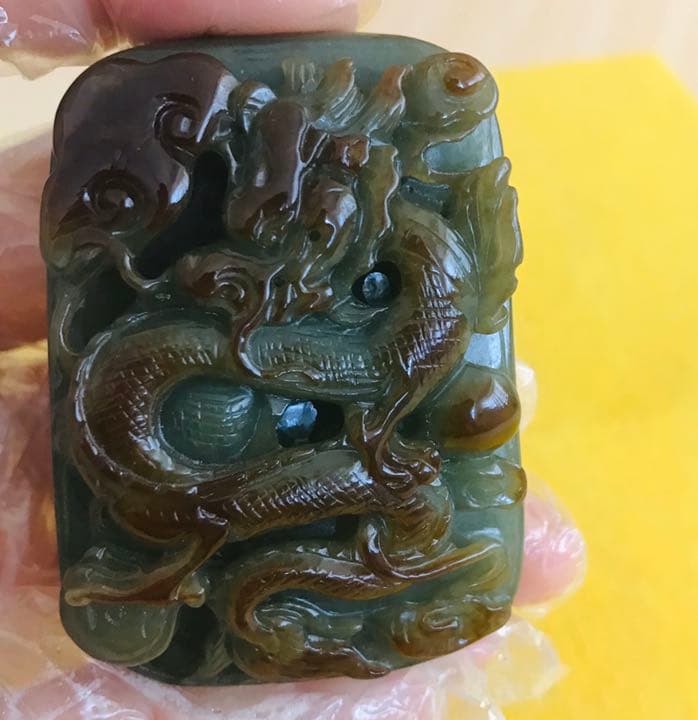 ヒスイ(翡翠) ホータン(和田玉)  龍　龍紋　浮彫空彫透彫　掛物　アンティーク