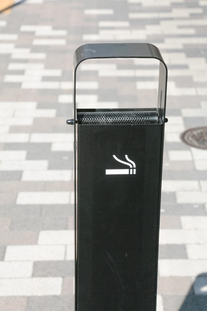 ☆値下げ、訳あり☆ オシャレ！スタンド 灰皿 角型 ブラック 大容量