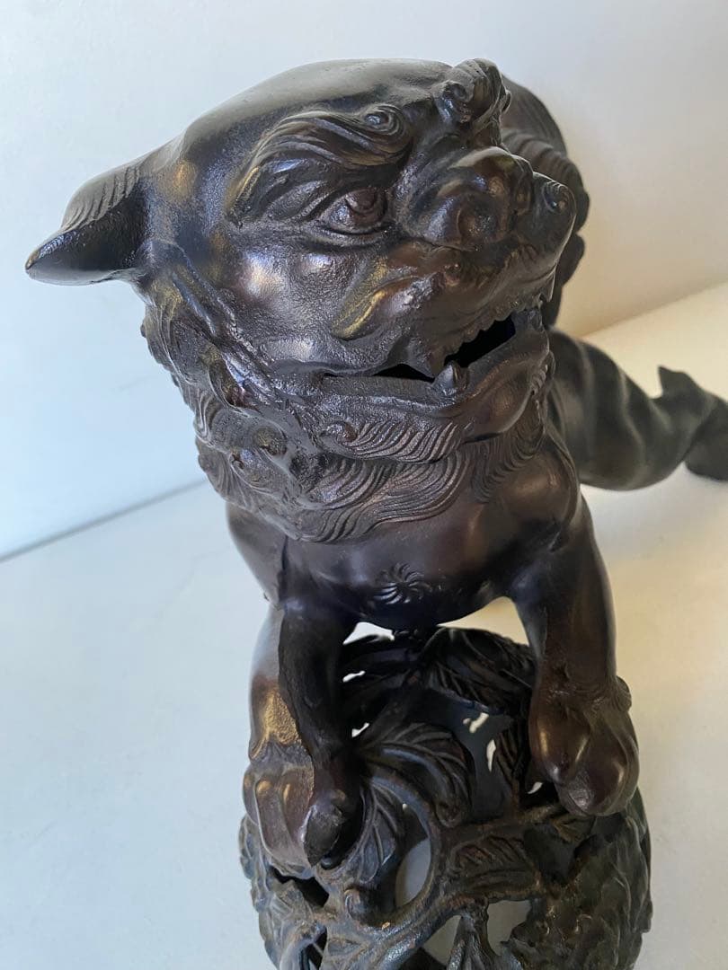 玉乗りシーサー　狛犬　獅子　置物　金属製　魔除け　縁起物　邪気祓い