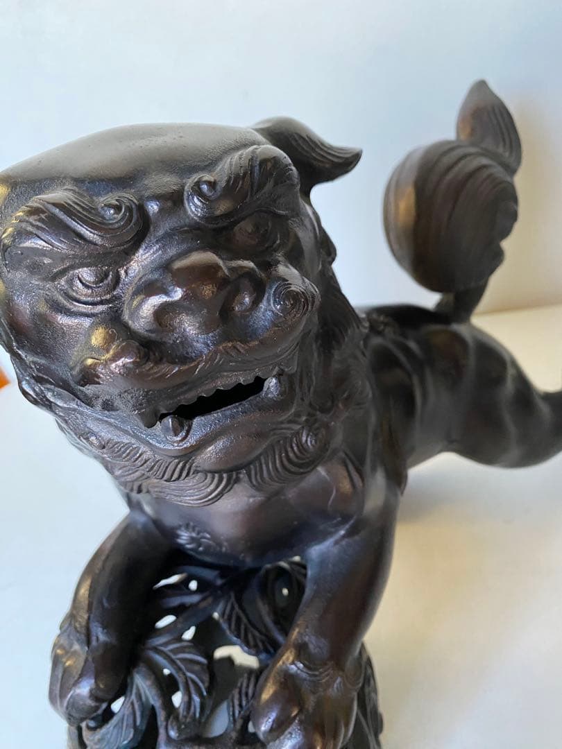 玉乗りシーサー　狛犬　獅子　置物　金属製　魔除け　縁起物　邪気祓い