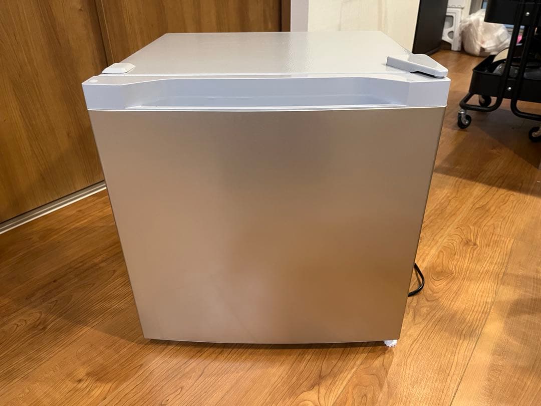 2025年製　コンパクト冷凍庫　31L