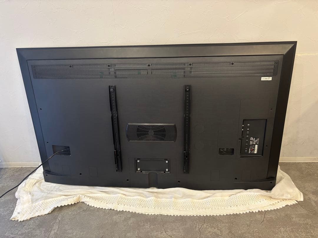 【美品】ハイセンス65型4k と壁掛け一式付けます。スタンドは新品