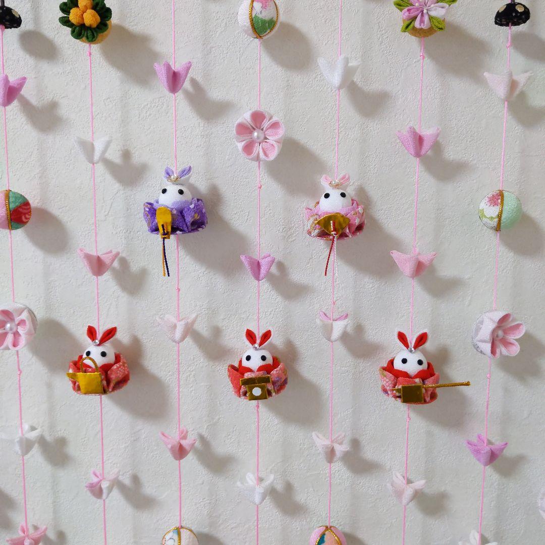 ちりめん細工　お花とまりとうさぎ雛の壁掛け下げ飾り(9下げ)