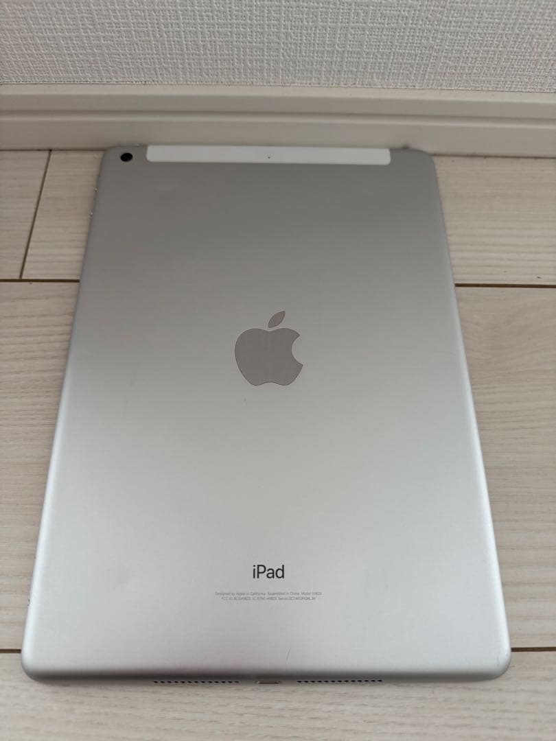 Apple iPad(第５世代)Wi-Fi+Cellular128GBシルバー