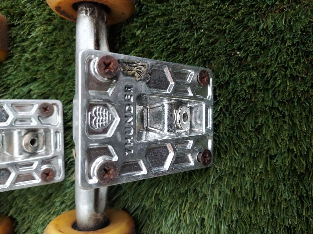 thunder titanium lights チタン 145 スケボー