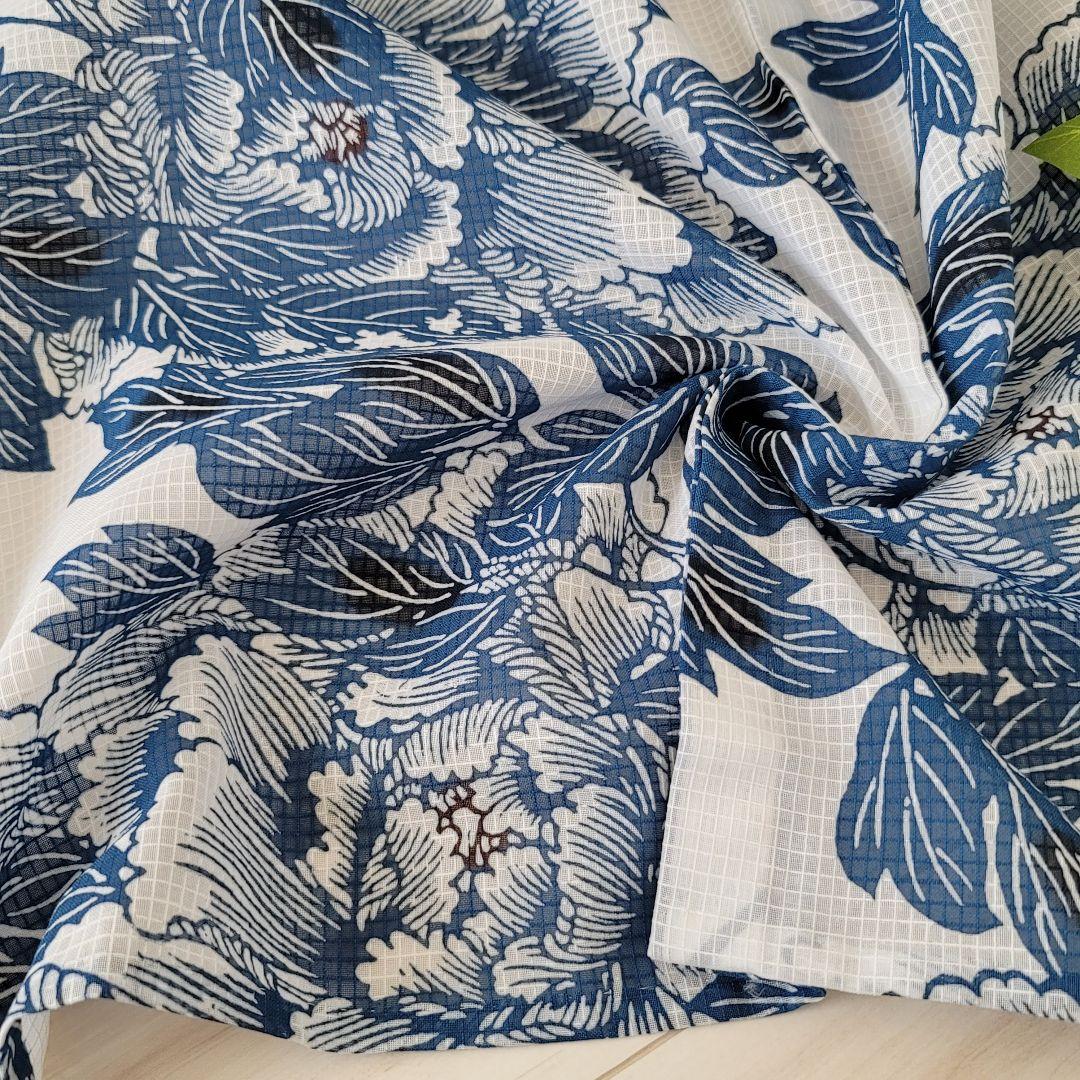 新品　竺仙　綿紅梅　風を吹かれる牡丹　白地にブルー