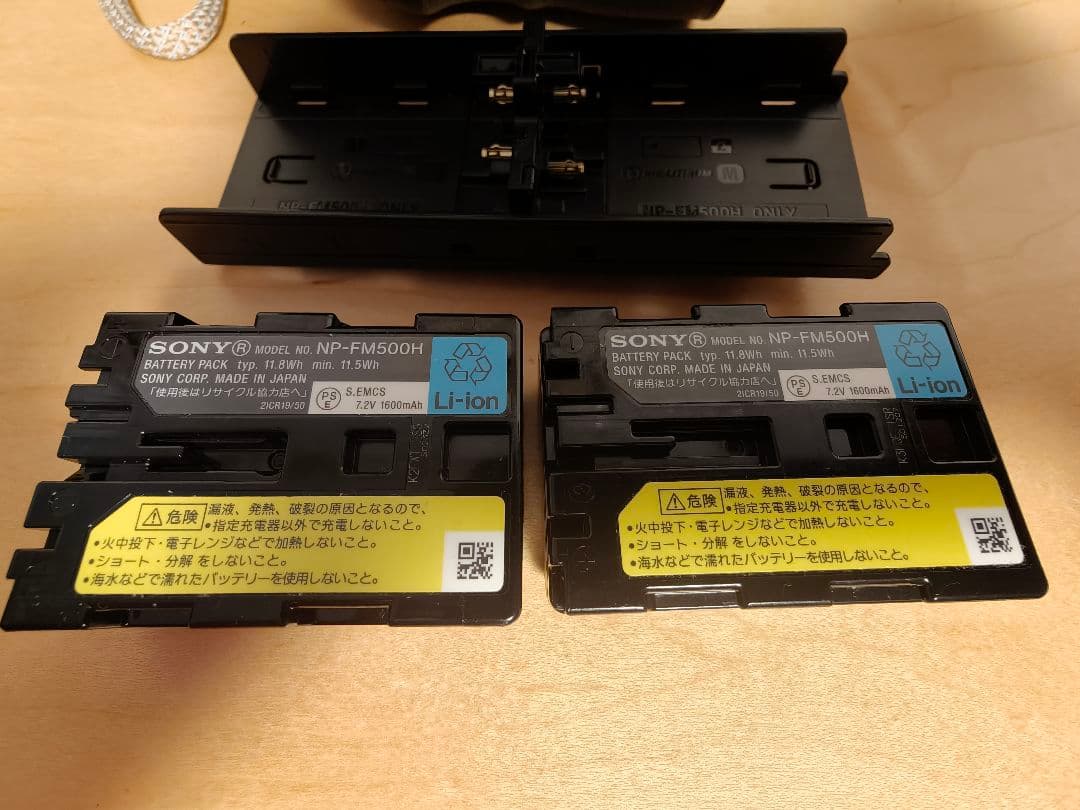 SONY α77 SLT-A77V + VG-C77AM　+　HVL-F42AM