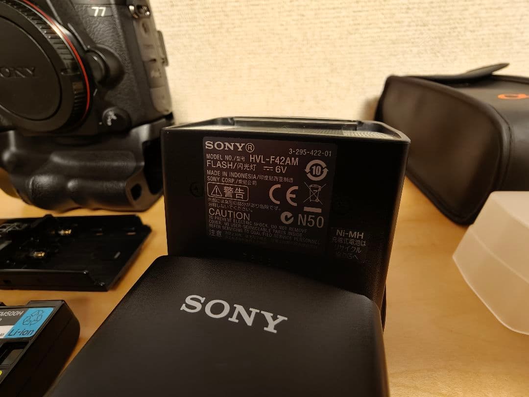 SONY α77 SLT-A77V + VG-C77AM　+　HVL-F42AM