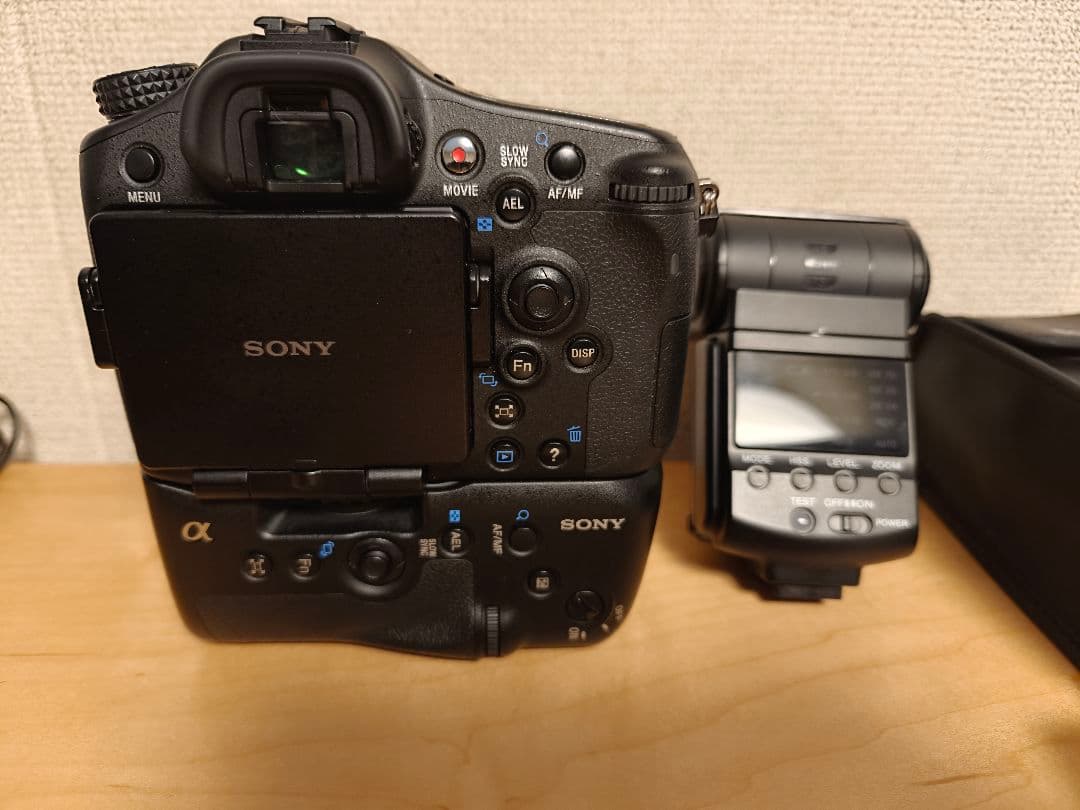 SONY α77 SLT-A77V + VG-C77AM　+　HVL-F42AM
