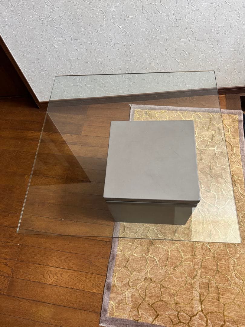 送料込み　moda en casa フライングテーブル ガラス コンクリート