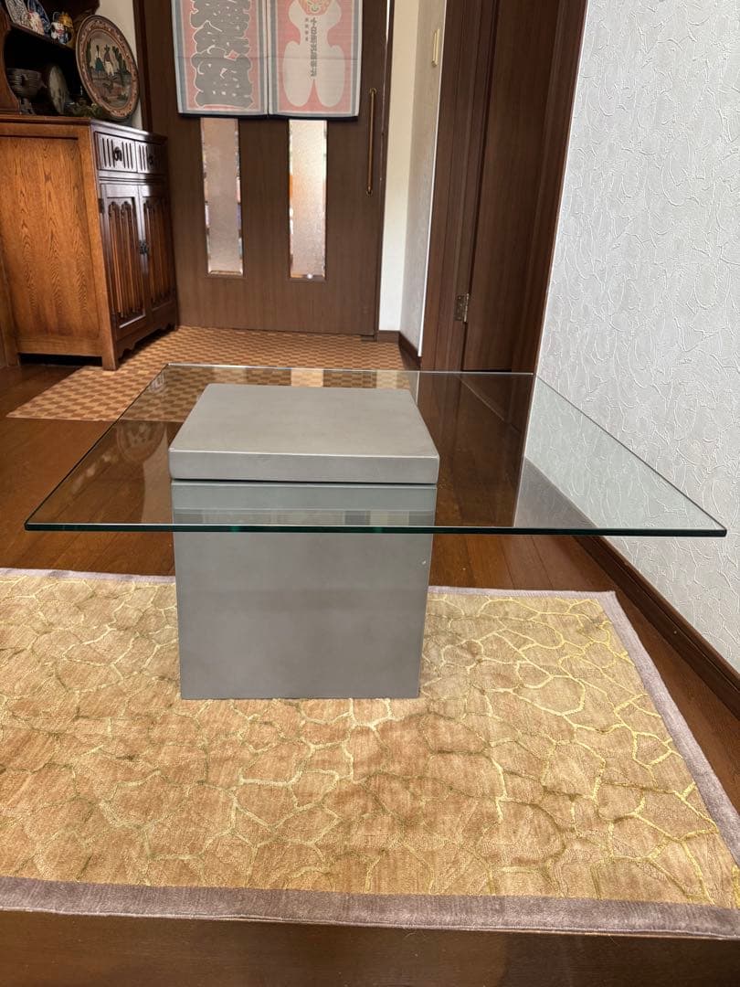 送料込み　moda en casa フライングテーブル ガラス コンクリート