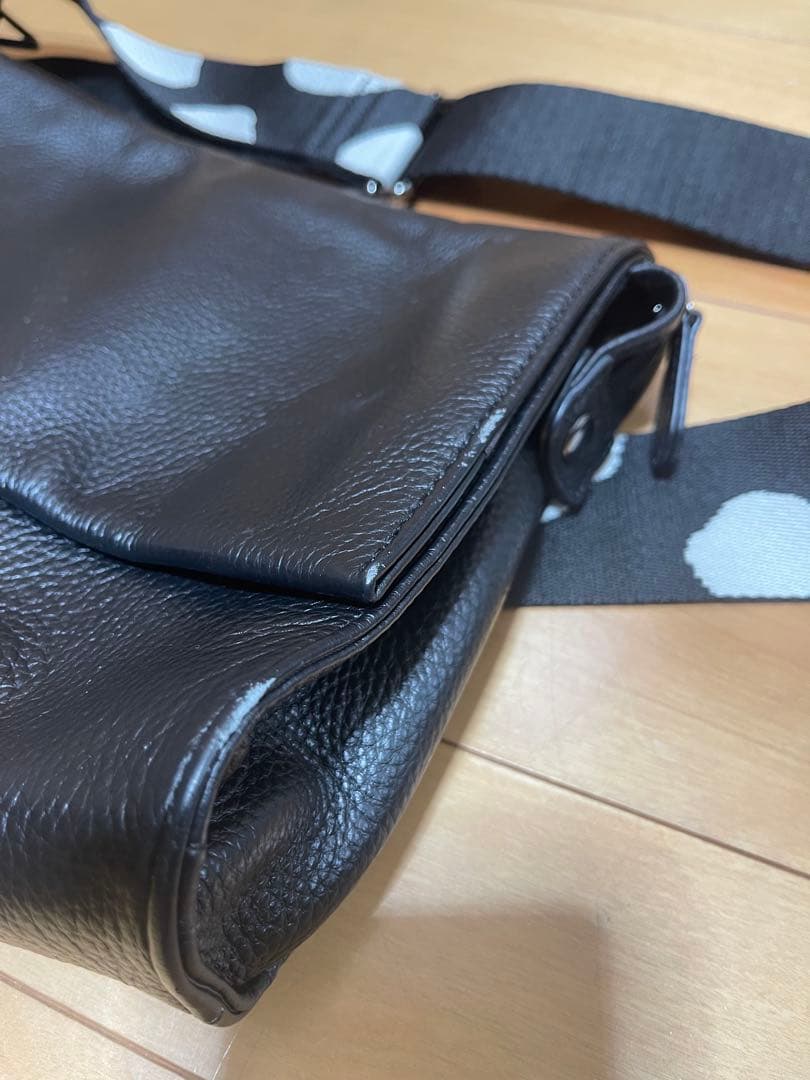 黒 レザー ショルダーバッグ ドット柄
