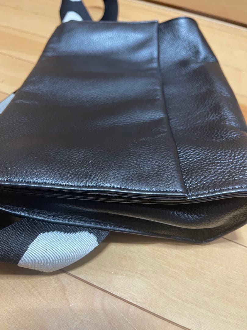 黒 レザー ショルダーバッグ ドット柄