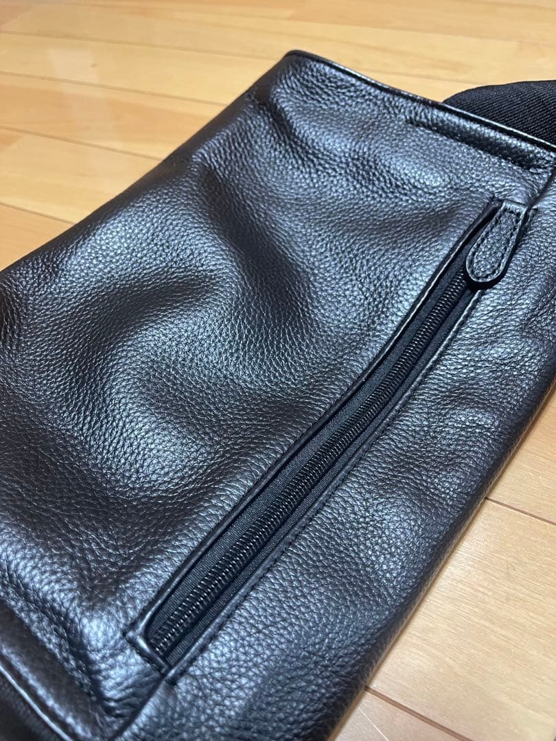 黒 レザー ショルダーバッグ ドット柄